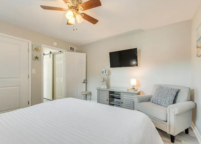 Holiday home 1 Mi To Dtwn: W/ Furnished Patio In Pensacola
