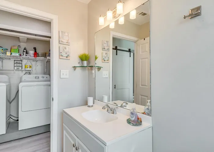 1 Mi To Dtwn: W/ Furnished Patio In Holiday home