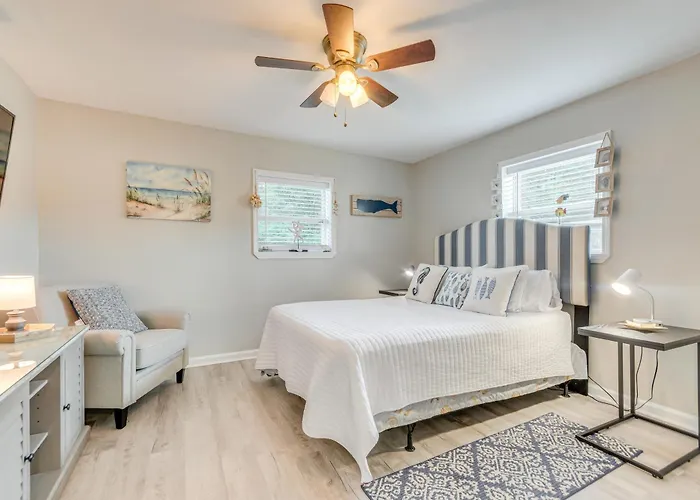 1 Mi To Dtwn: W/ Furnished Patio In * Pensacola