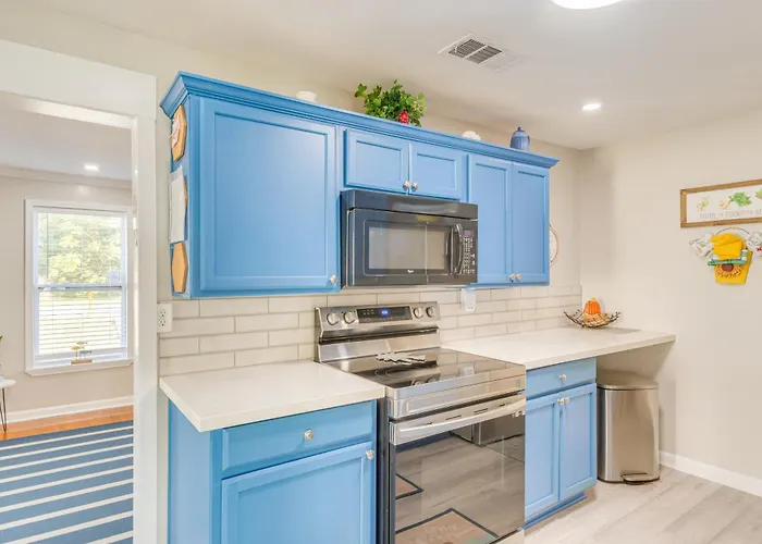 Holiday home 1 Mi To Dtwn: W/ Furnished Patio In