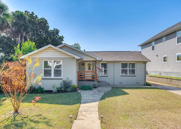 Holiday home 1 Mi To Dtwn: W/ Furnished Patio In Pensacola